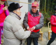 乐善公益团队慰问退役老兵过个温暖年